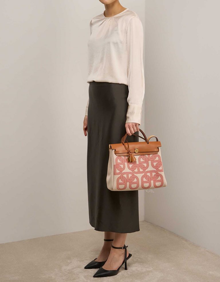 Hermès Herbag 31 OrangeMecano-Ecru-Beige-Naturel on Model | Sell your designer bag on Saclab.com
