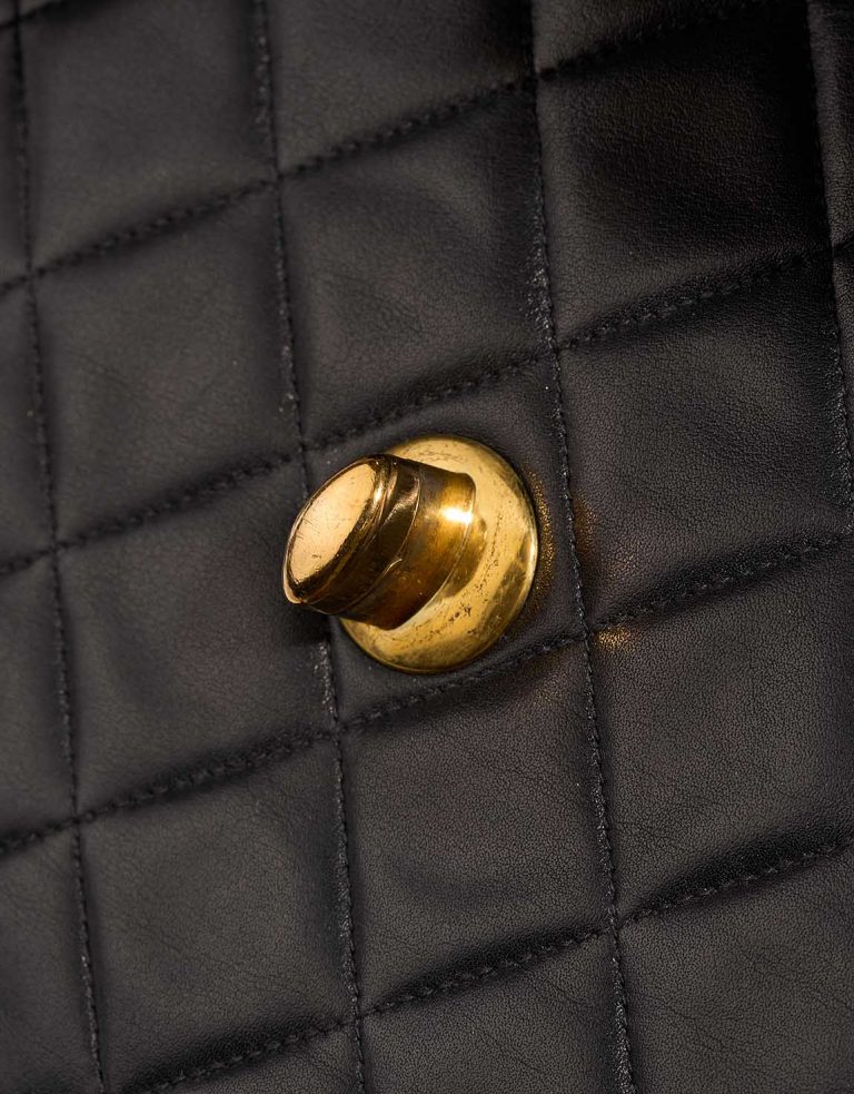 Chanel Timeless Maxi Black signs of wear 1 | Sell your designer bag on Saclab.com