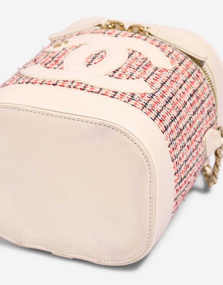 Chanel Vanity Onesize White-Blue-Red signs of wear | Sell your designer bag on Saclab.com