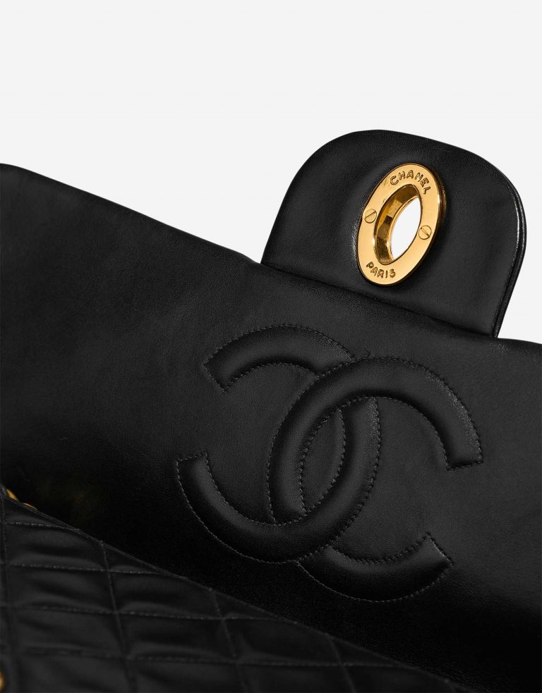 Chanel Timeless Maxi Black signs of wear| Sell your designer bag on Saclab.com
