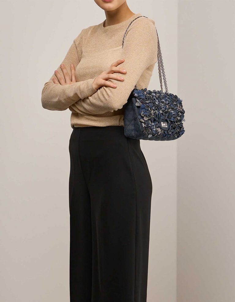 Chanel 255Reissue 225 Blue on Model | Sell your designer bag on Saclab.com