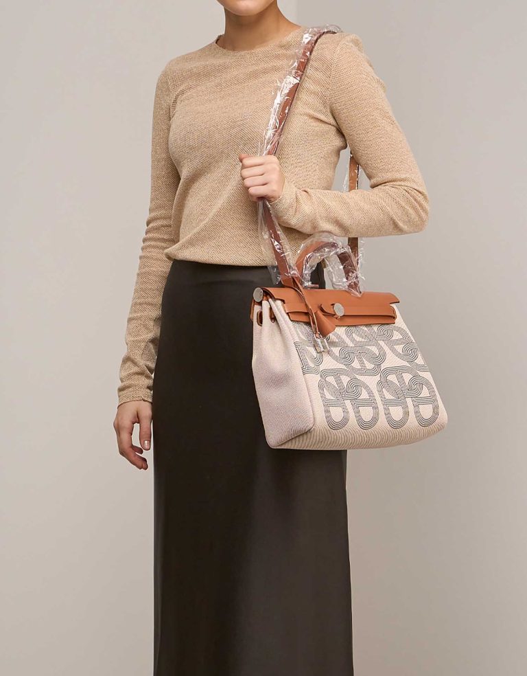Pre-owned Hermès bag Herbag Circuit 24 31 Toile / Vache Hunter Gris Meyer / Écru / Beige / Naturel Grey, Multicolour, White | Sell your designer bag on Saclab.com
