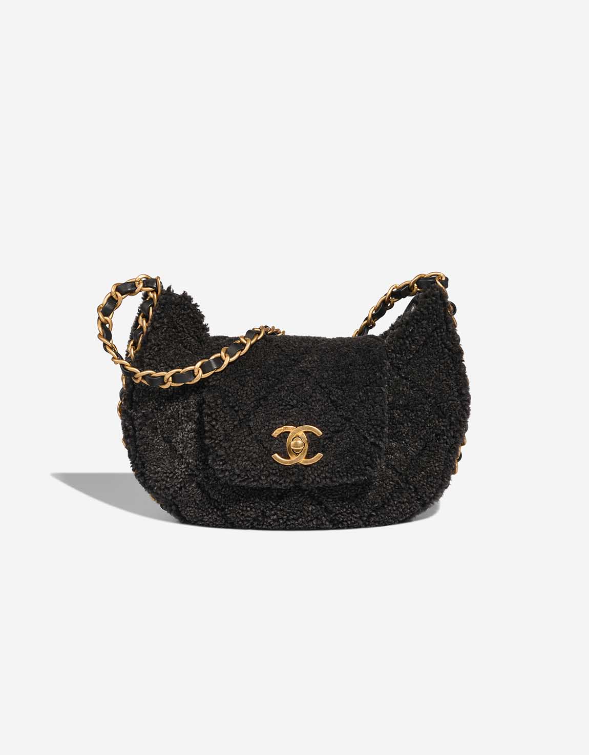 【持つだけで洒落見え！】CHANEL × Large Hobo Bag Chanel Grey Bubble Quilted Lambskin Leather Large Hobo Bag