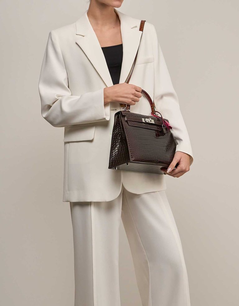 Kelly 28 Alligator Mississippi Macassar / Ébène / Miel / Rose Extrême on Model | Sell your designer bag
