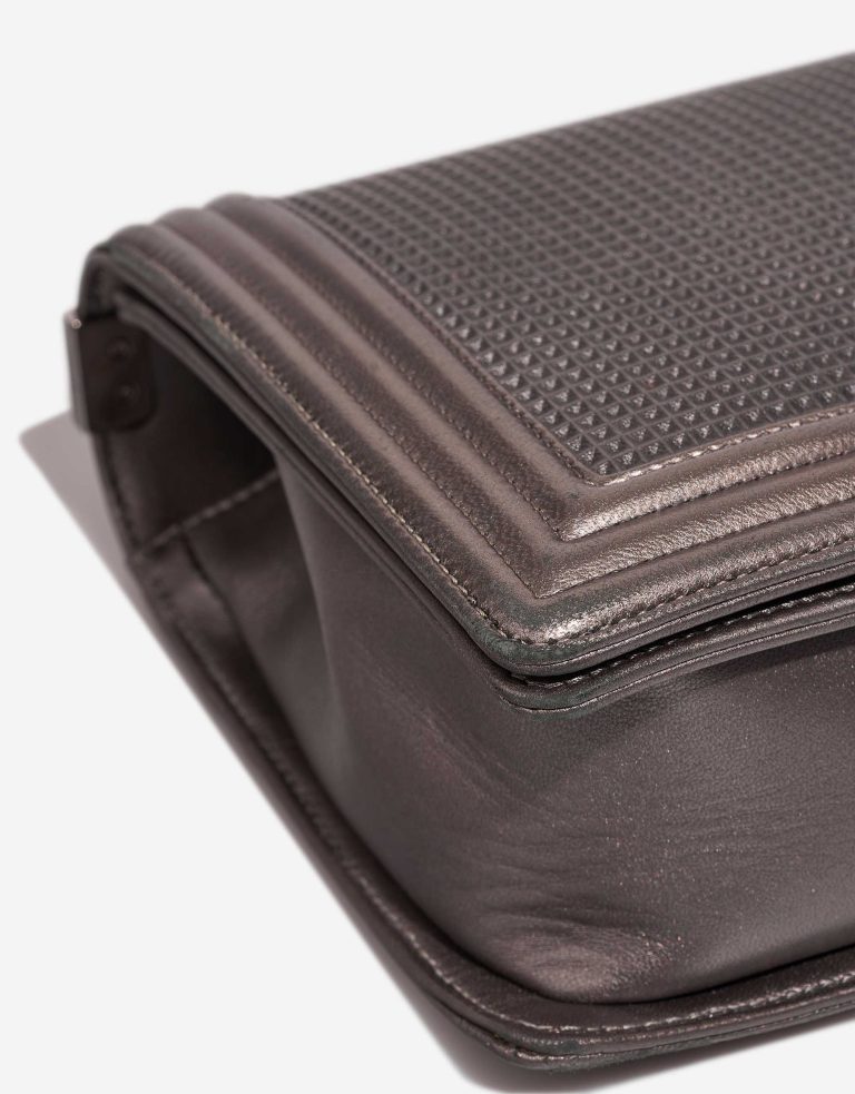 Chanel Boy New Medium Lamb Metallic Grey / Red Signs of wear | Sell your designer bag