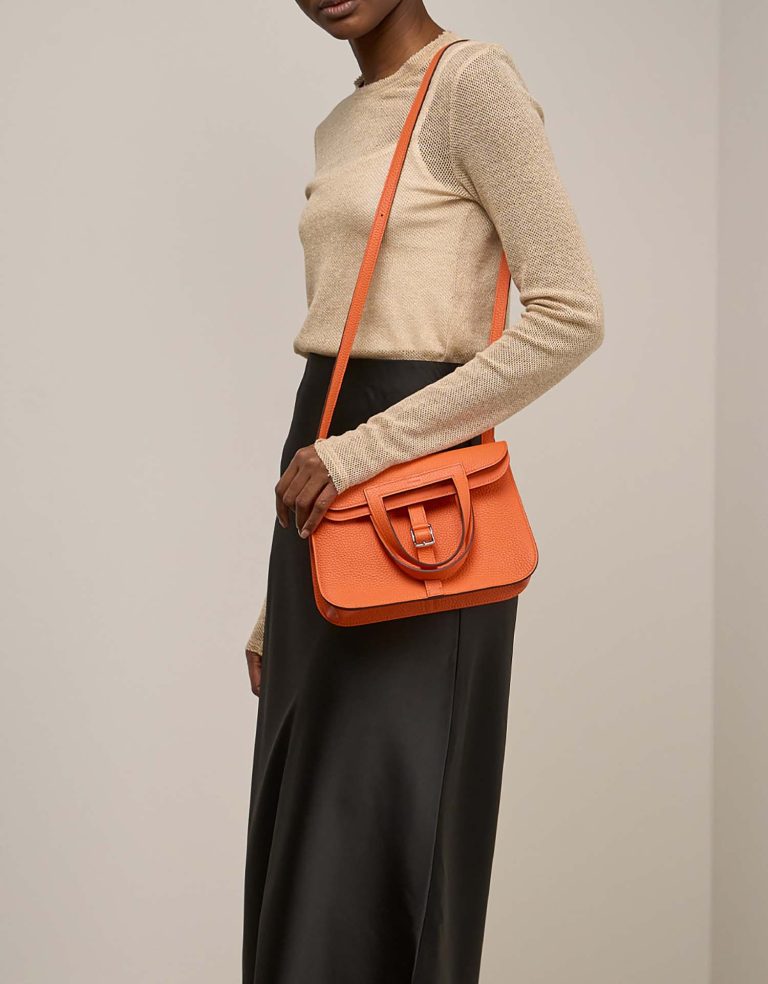 Hermès Halzan 25 Taurillon Clémence Orange Minium on Model | Sell your designer bag
