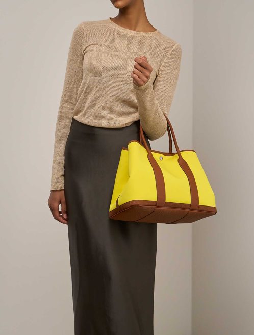 Hermès Garden Party 36 Toile / Veau Négonda Jaune Citron / Cuivre on Model | Sell your designer bag