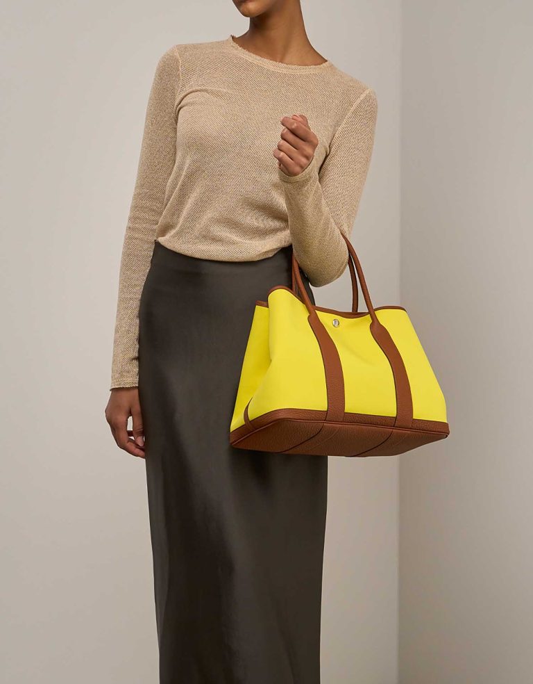 Hermès Garden Party 36 Toile / Veau Négonda Jaune Citron / Cuivre on Model | Sell your designer bag