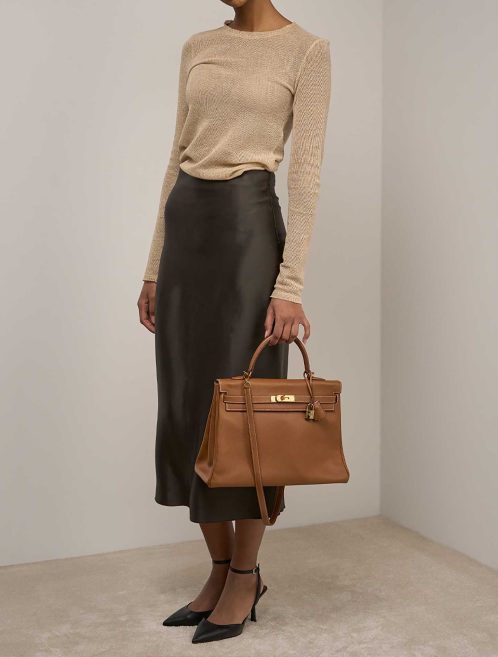 Hermès Kelly 35 Courchevel Gold on Model | Sell your designer bag