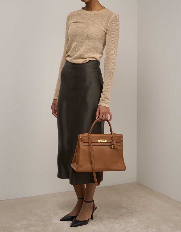 Hermès Kelly 35 Courchevel Gold on Model | Sell your designer bag