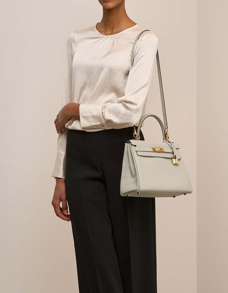 Pre-owned Hermès bag Kelly 28 Taurillon Clémence Gris Neve Green | Sell your designer bag on Saclab.com