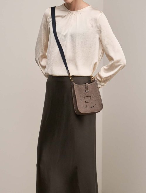 Hermès Evelyne 16 Taurillon Clémence Étoupe / Bleu Indigo on Model | Sell your designer bag