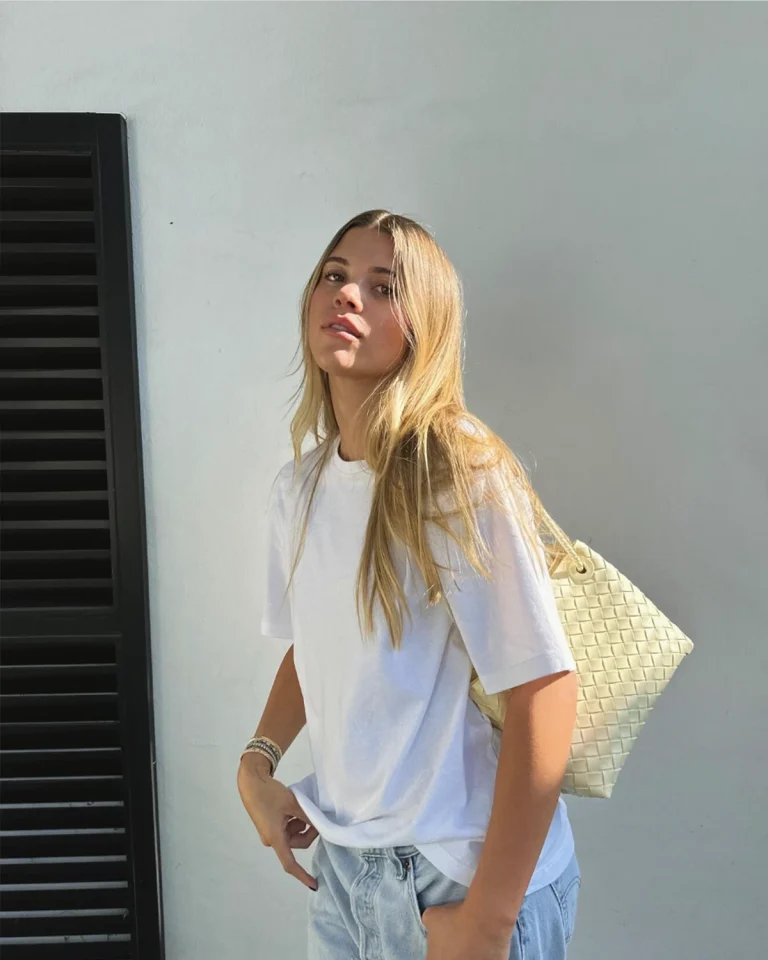 A Bottega Veneta Andiamo bag in Camomile. Image: @sofiagrainge on Instagram