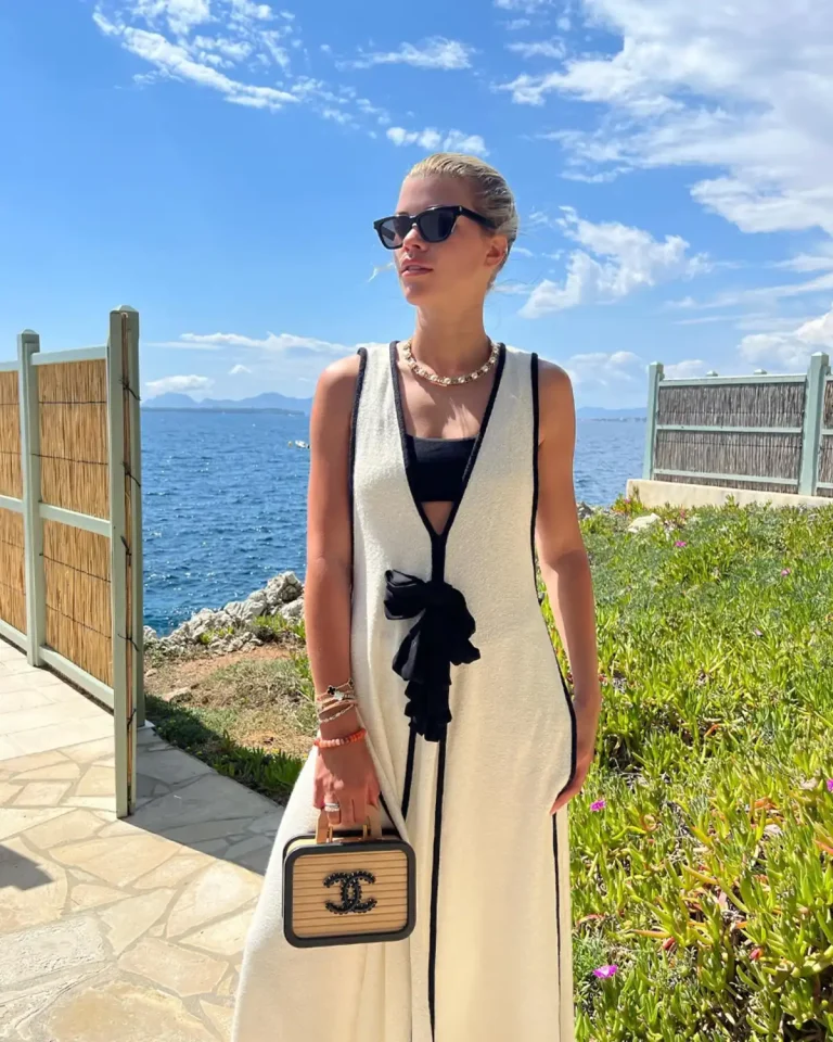 A Chanel Vanity Case. Image: @sofiagrainge on Instagram
