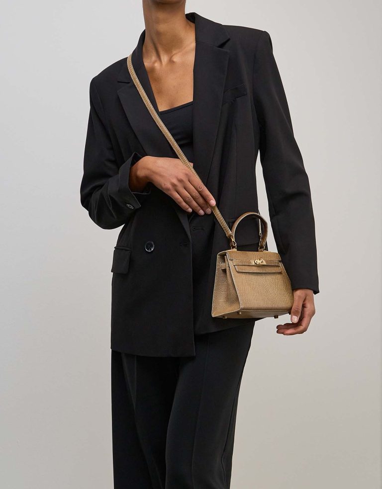 Hermès Kelly Mini Lizard Ficelle on Model | Sell your designer bag
