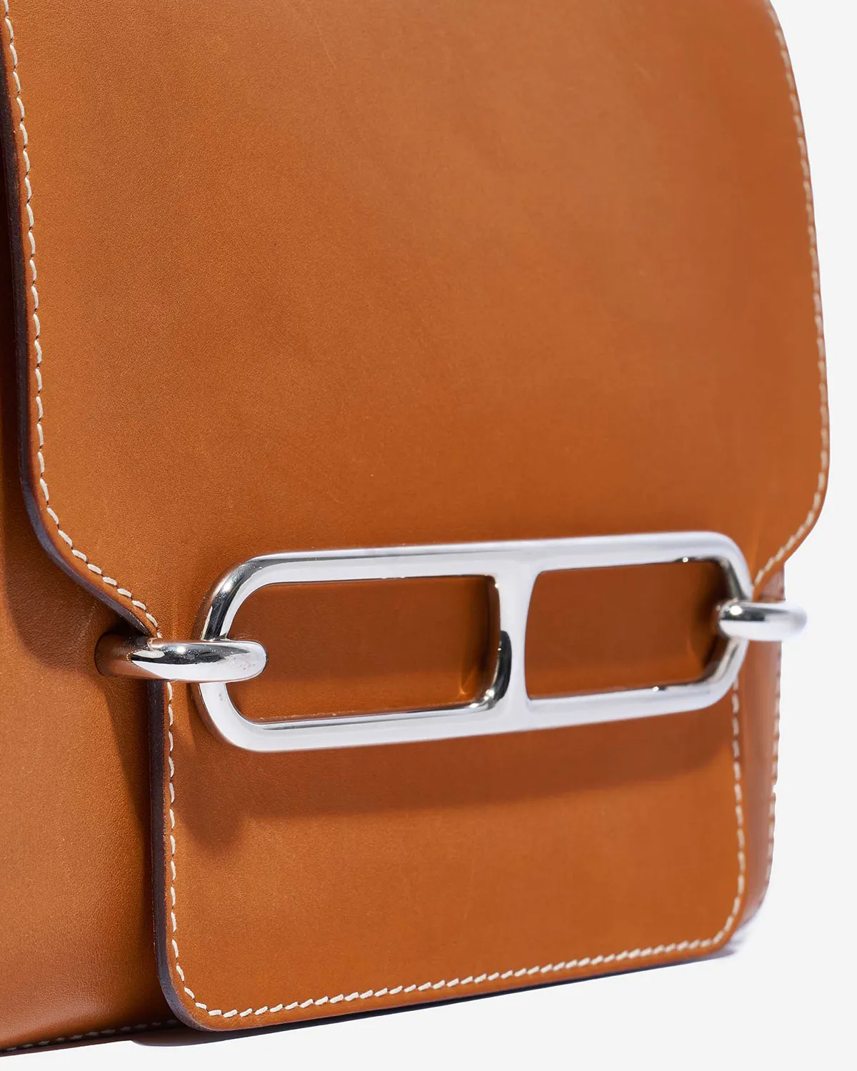 Chaîne d’Ancre link detail on a Hermès Roulis 23 in Gold, sold on saclab.com. Hermès Roulis 23 Tadelakt / Chevre Gold / Rouge Pivoine