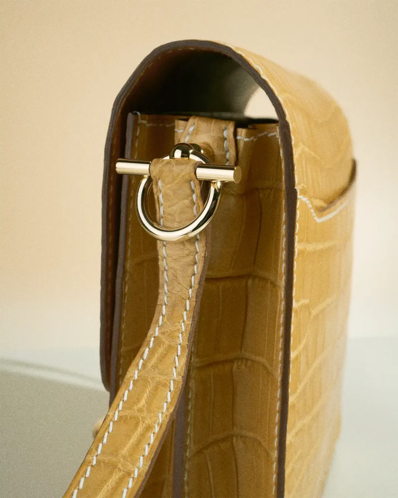 Details on a Roulis 23 from Niloticus leather in Naturel, sold on saclab.com