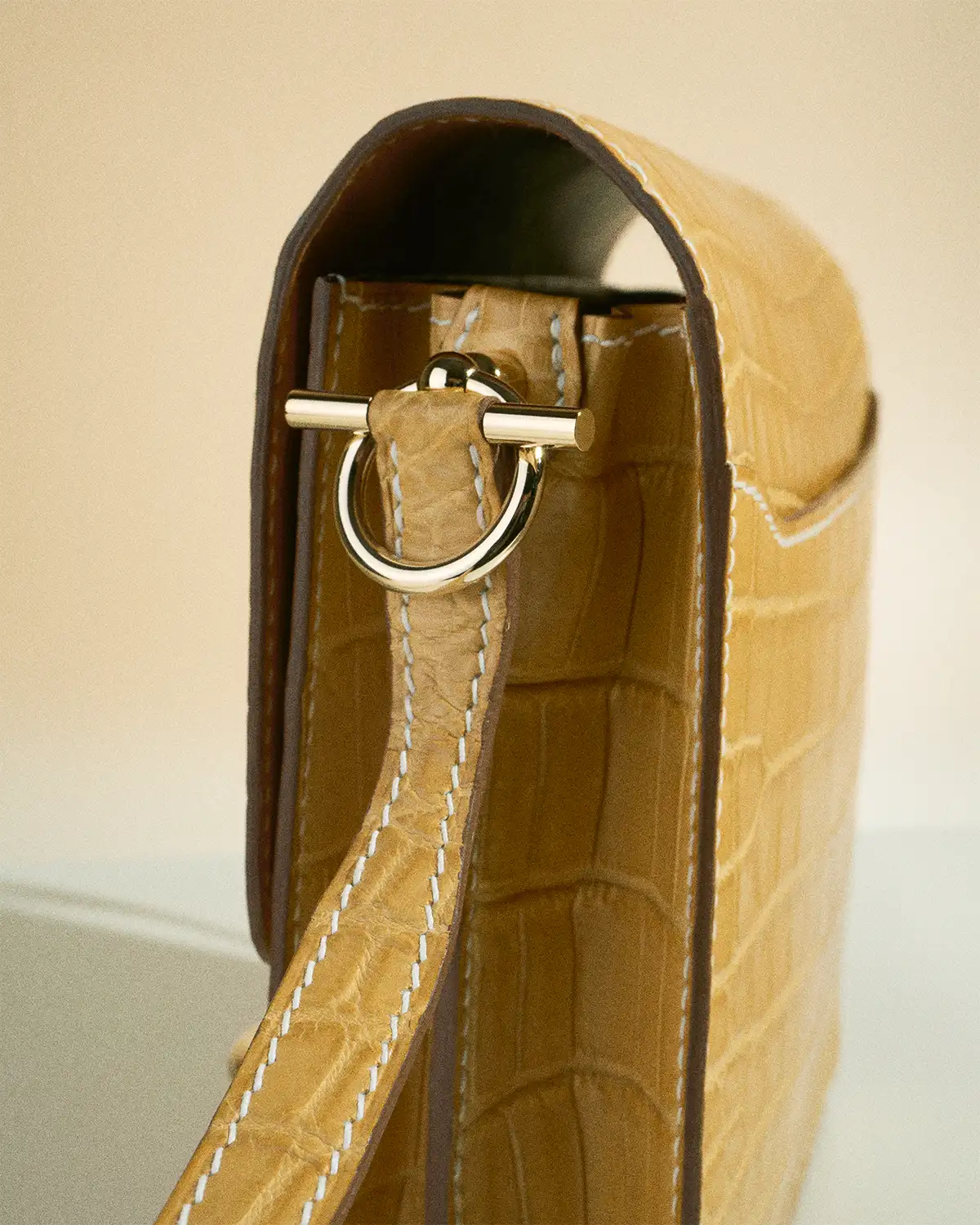 Details on a Roulis 23 from Niloticus leather in Naturel, sold on saclab.com