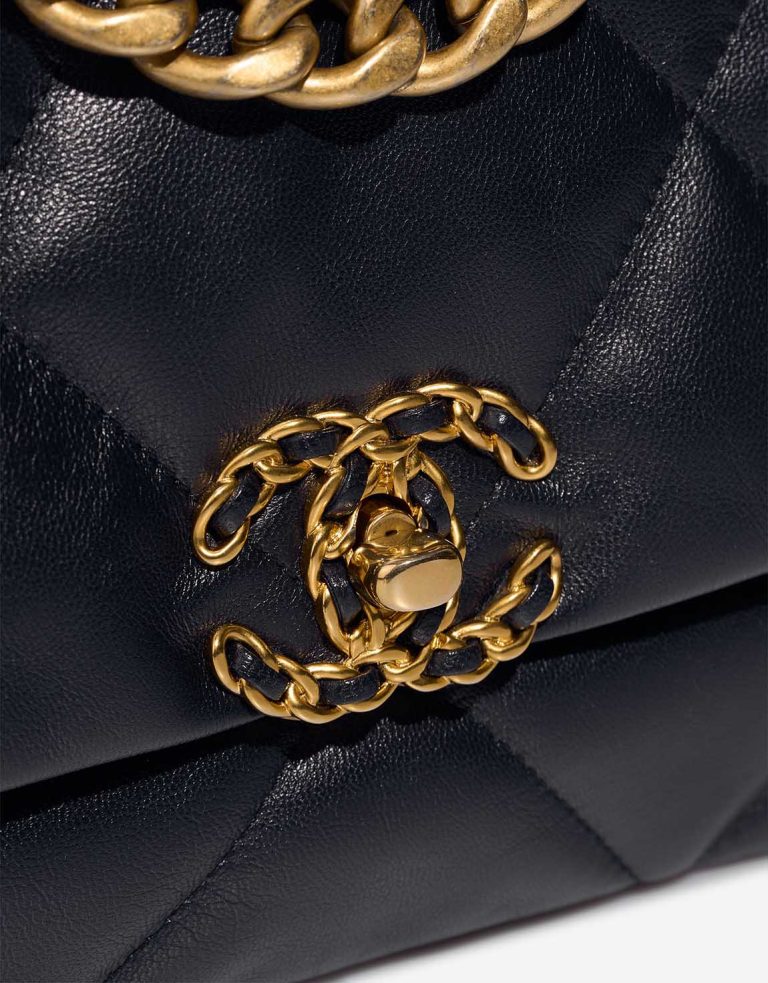 Chanel 19 Flap Bag Lamb Navy Closing System | Sell your designer bag