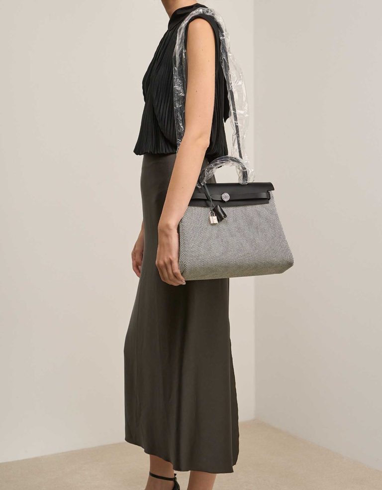 Hermès Herbag 31 Vache Hunter / Toile Quadrille Black / Écru Front | Sell your designer bag
