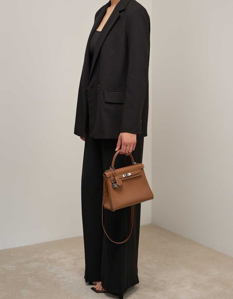 Hermès Kelly 25 Togo Gold on Model | Sell your designer bag