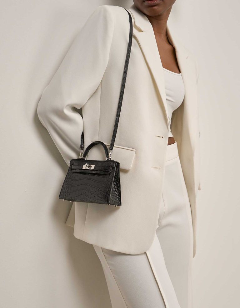 Hermès Kelly Mini Matte Alligator Black on Model | Sell your designer bag