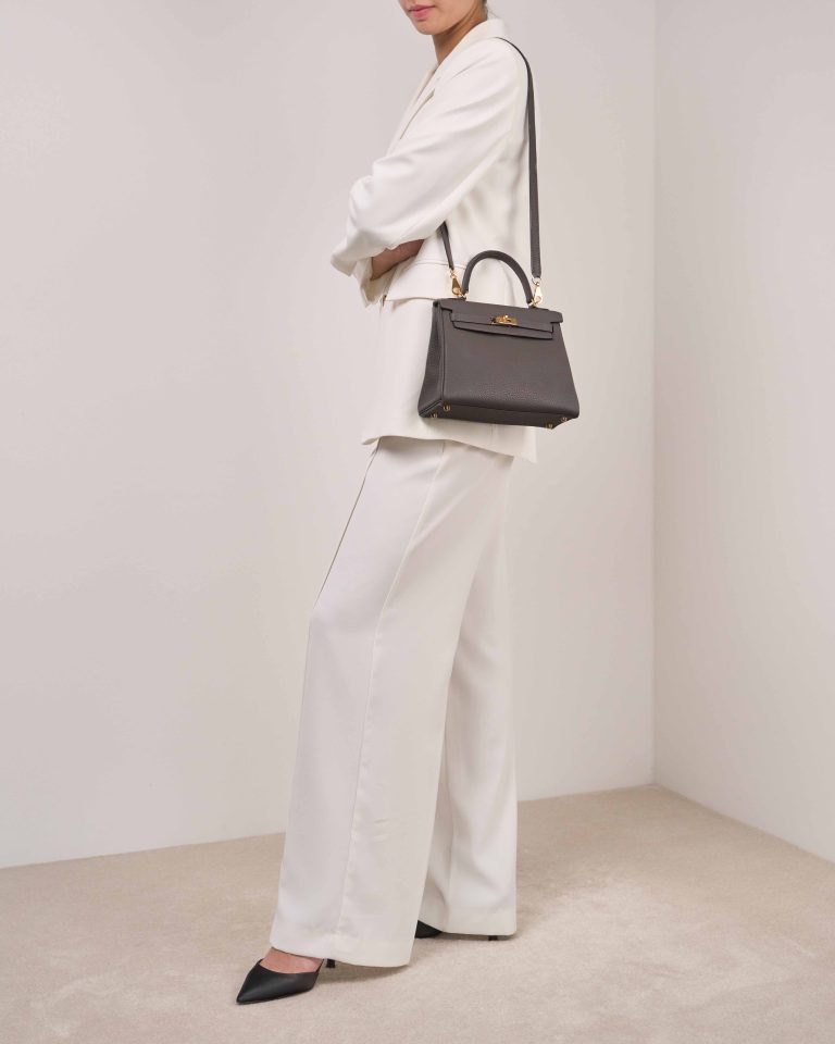 Hermès Kelly 25 Togo Gris Meyer on Model | Sell your designer bag