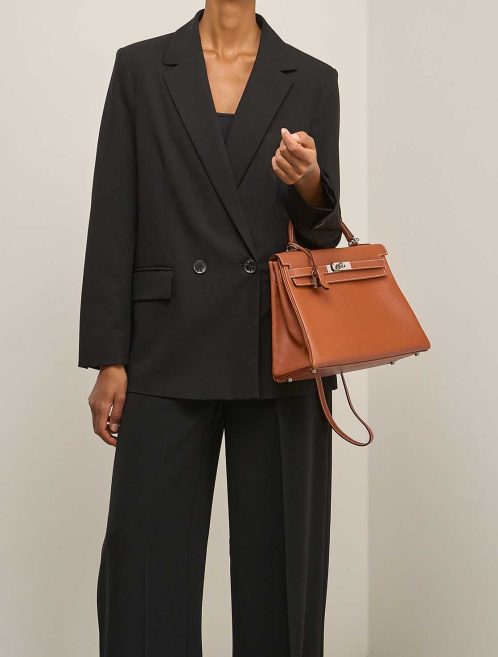Hermès Kelly 32 Courchevel Gold on Model | Sell your designer bag