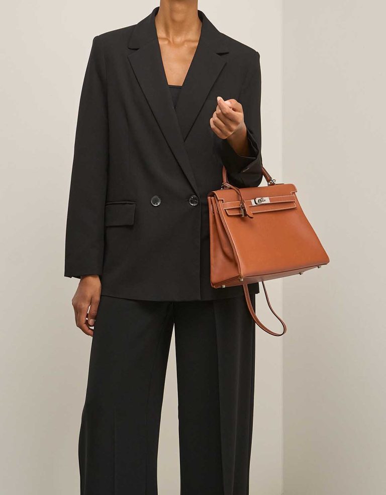 Hermès Kelly 32 Courchevel Gold on Model | Sell your designer bag