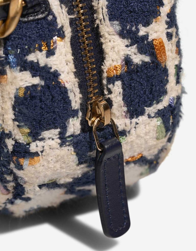 Chanel 19 Round Clutch Tweed White / Blue Closing System | Sell your designer bag