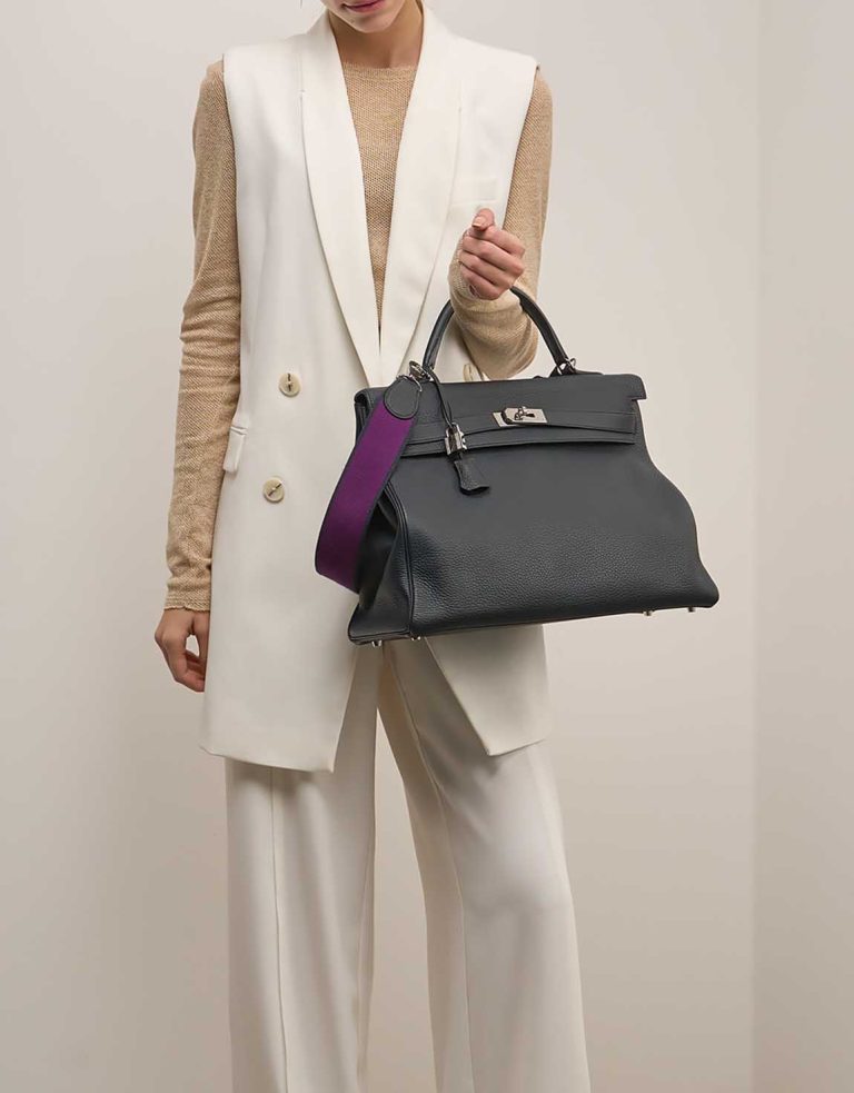 Hermès Kelly 40 Clémence Bleu Obscur / Anémone on Model | Sell your designer bag