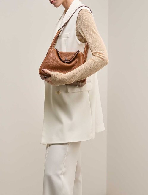 Hermès Lindy 26 Taurillon Clémence Gold on Model | Sell your designer bag