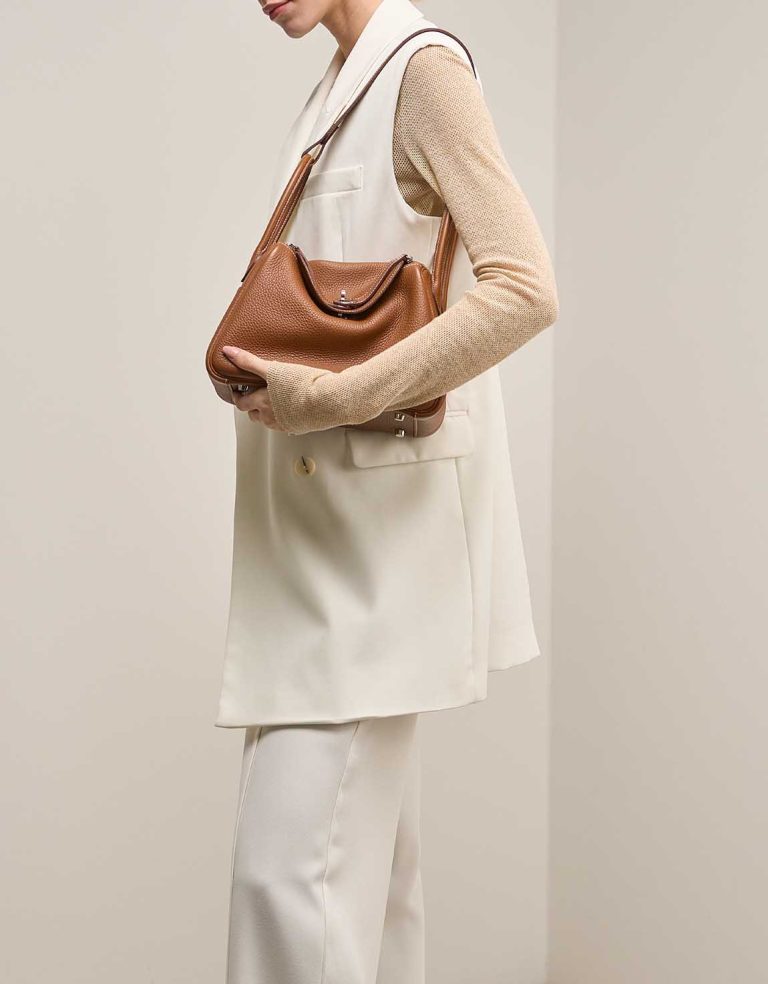 Hermès Lindy 26 Taurillon Clémence Gold on Model | Sell your designer bag