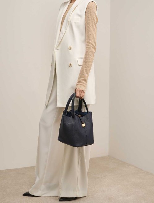 Hermès Picotin Touch 22 Taurillon Clémence / Alligator Mississippi Bleu Nuit / Bleu Marine on Model | Sell your designer bag