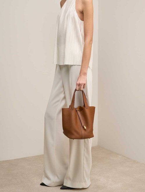 Hermès Picotin 22 Taurillon Clémence Gold on Model | Sell your designer bag