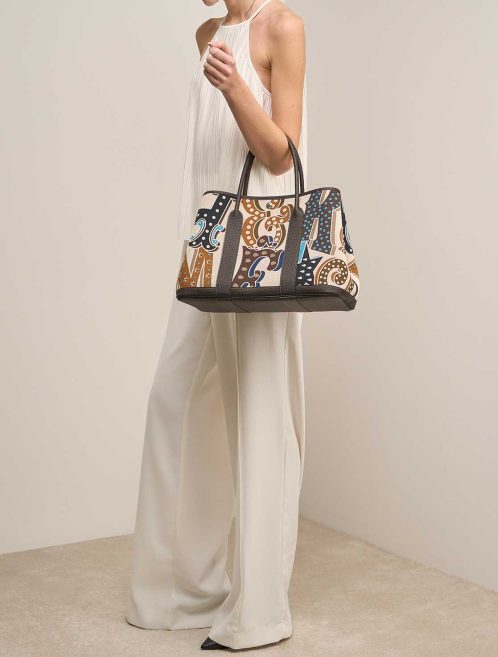 Hermès Garden Party 36 Electrique Clémence / Toile Caramel / Écru / Ébène / Beige on Model | Sell your designer bag