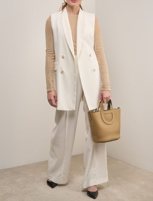 Hermès In-The-Loop 23 Clémence Chai on Model | Sell your designer bag