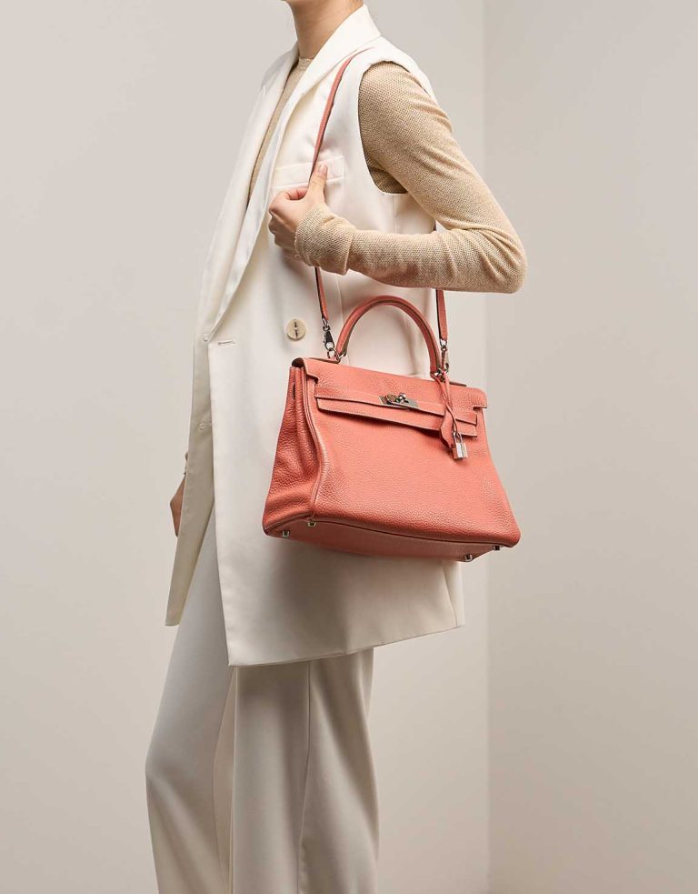 Hermès Kelly 32 Taurillon Clémence Rose Tea on Model | Sell your designer bag