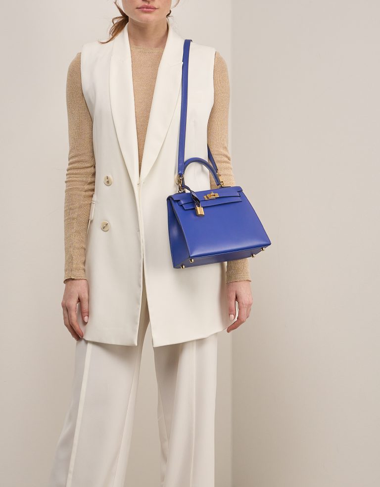 Hermès Kelly 25 Tadelakt Bleu Électrique on Model | Sell your designer bag