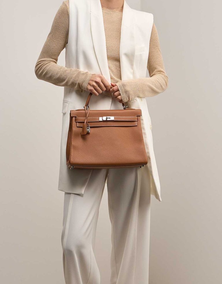Hermès Kelly 32 Togo Gold on Model | Sell your designer bag