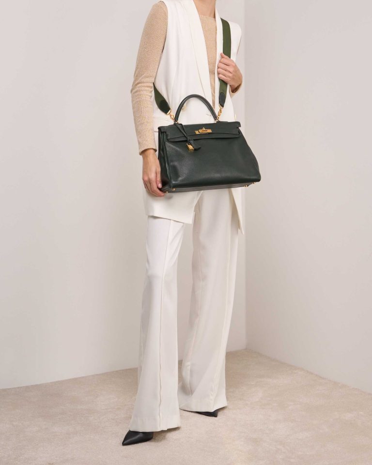 Hermès Kelly 35 Togo Vert Foncé / Vert Anglais on Model | Sell your designer bag