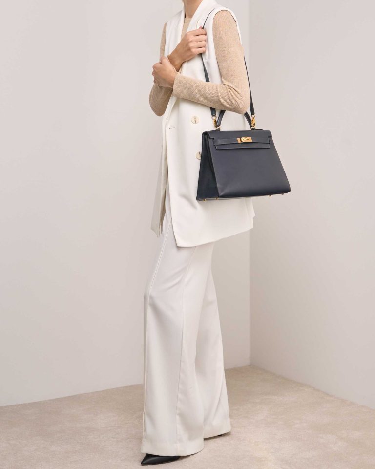 Hermès Kelly 28 Courchevel Bleu Marine on Model | Sell your designer bag