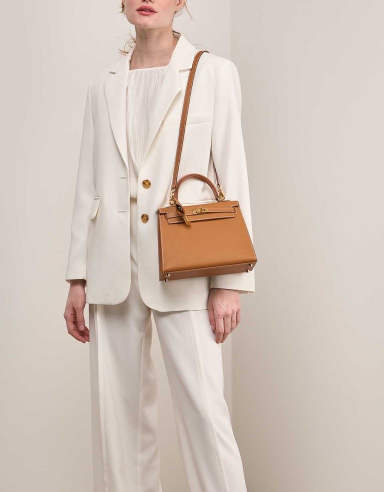 Hermès Kelly 25 Epsom Gold on Model | Sell your designer bag