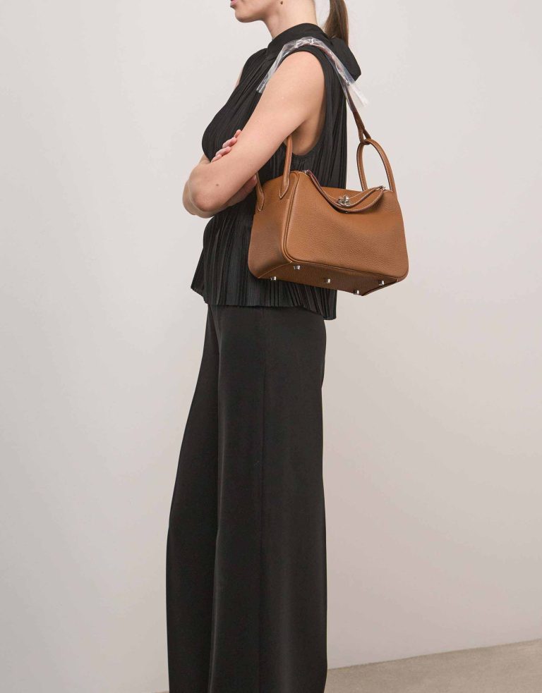 Hermès Lindy 26 Clémence Gold on Model | Sell your designer bag