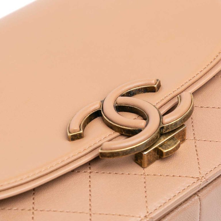 Chanel Flap Bag Coco Curve Calf Beige Closing System | Sell your designer bag