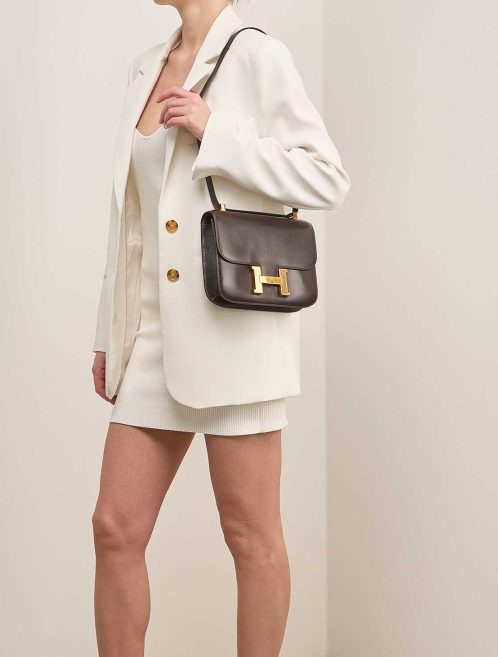 Hermès Constance 24 Box Cacao on Model | Sell your designer bag
