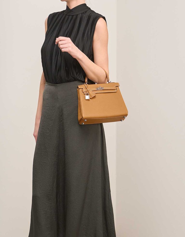 Hermès Kelly 25 Togo Sable Naturel on Model | Sell your designer bag