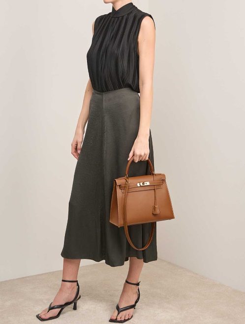 Hermès Kelly 28 Courchevel Gold on Model | Sell your designer bag