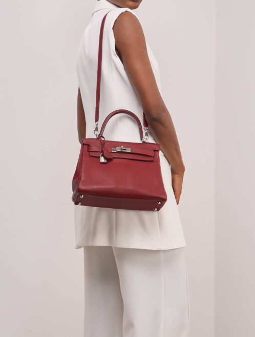Hermès Kelly 28 Togo Rouge Grenat on Model | Sell your designer bag