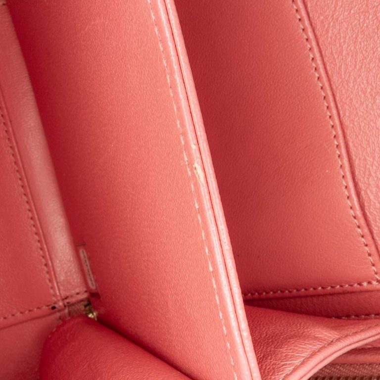 Chanel Vanity Small Caviar Pink Signs of wear | Sell your designer bag